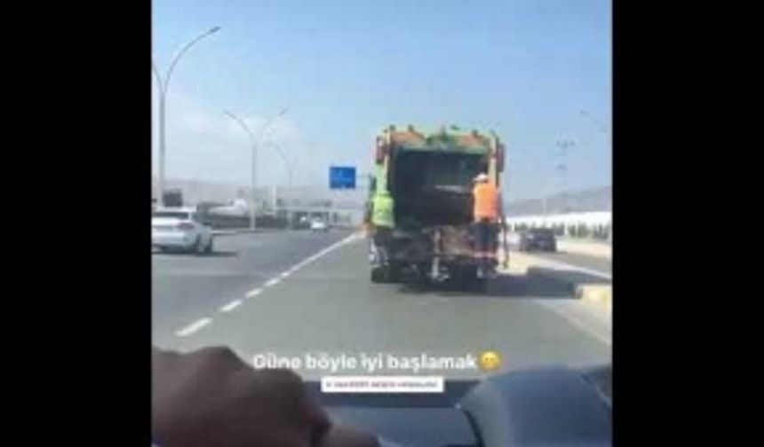 Van'da temizlik işçisinin çöp aracı arkasında gülümseten halayı