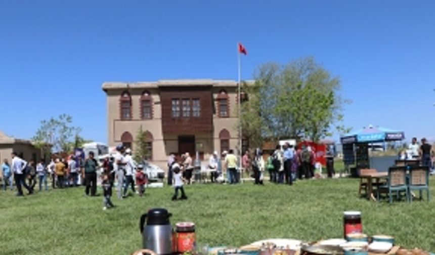 Van'da tarihi kalede 'Dünya Kahvaltı Günü' etkinliği