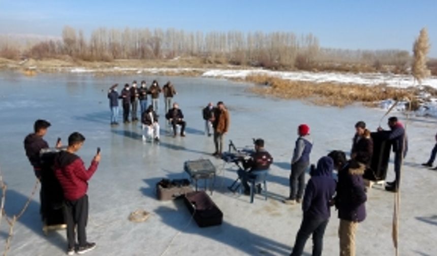 Yüzeyi buz tutan çay üzerinde engelli bireyler için konser verdiler