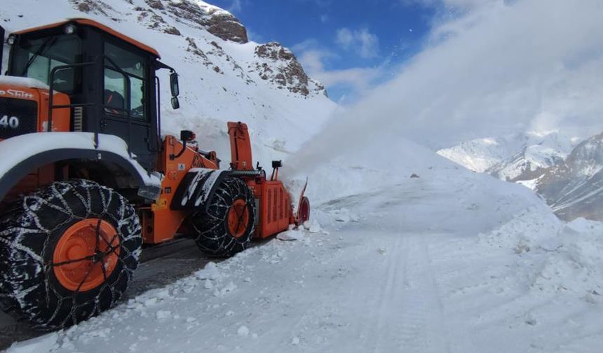 Van-Bahçesaray yolu 42 gün sonra ulaşıma açıldı