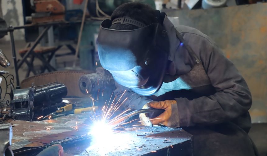 Vanlı öğrenciler hurda parçalarını geri dönüştürerek eserler yapıyor