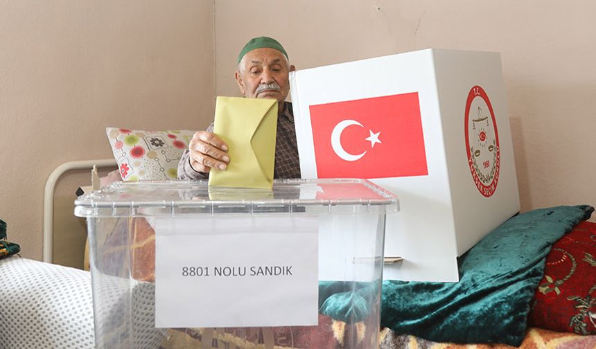 Van'da sandığa gidemeyenlerin evine sandık götürüldü