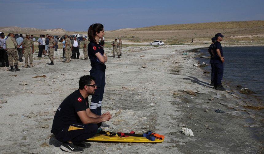 Serinlemek için Van Gölü'ne giren genç boğuldu