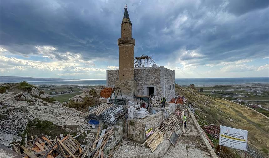 Van Kalesi'nin zirvesindeki tarihi yapı yeniden inşa ediliyor