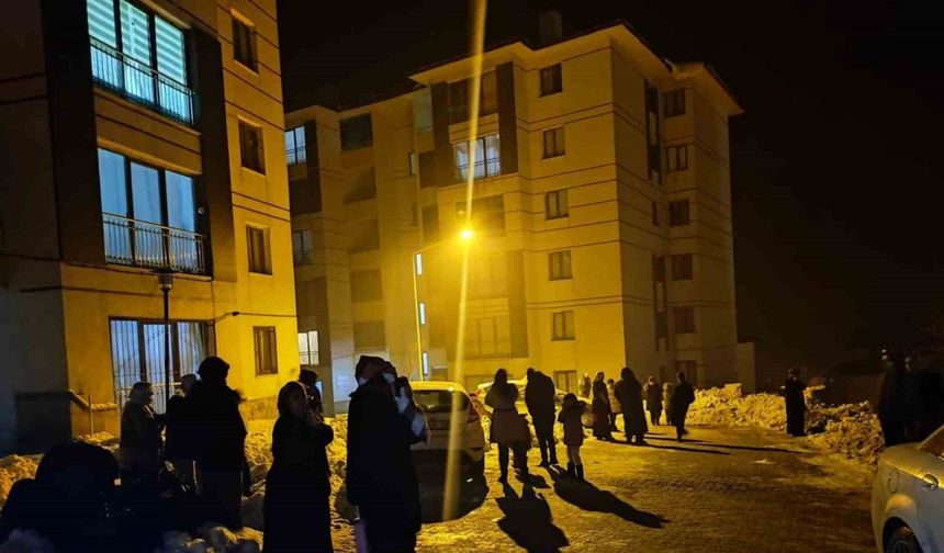 Yüksekova’da deprem sonrası vatandaşlar korkudan evlerine giremiyorlar