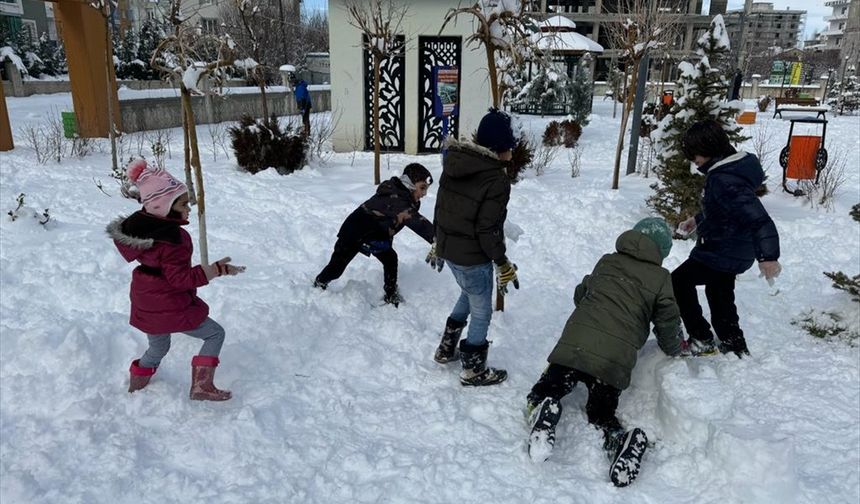 Van'da çocuklar kartopu oynayarak eğlendi