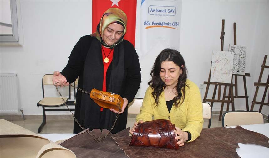 Van'da deri işleme kadınların mesleği oldu