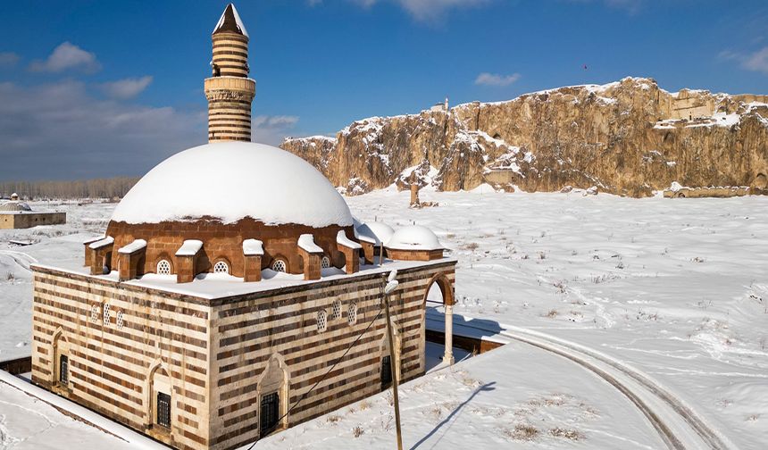 Van'da tarihi yapılar karla kaplandı