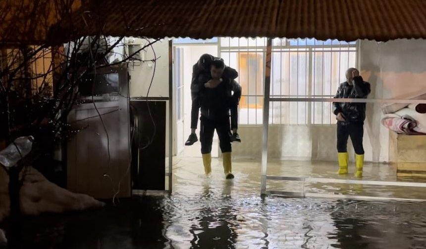 Evi sular altında kalan aile, akrabalarına sığındı