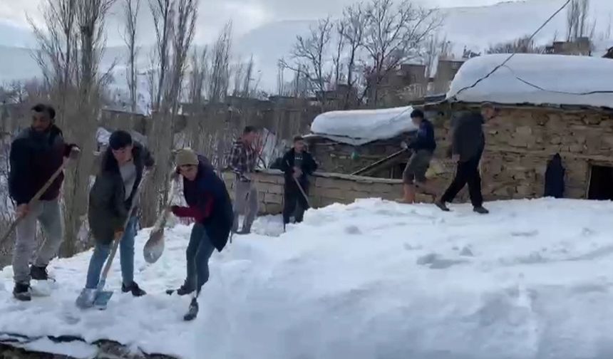 Van-Bahçesaray karayolu 2 aydır kardan dolayı kapalı
