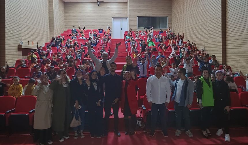 Özalp'ta 120 öğrenci sinema ile buluştu