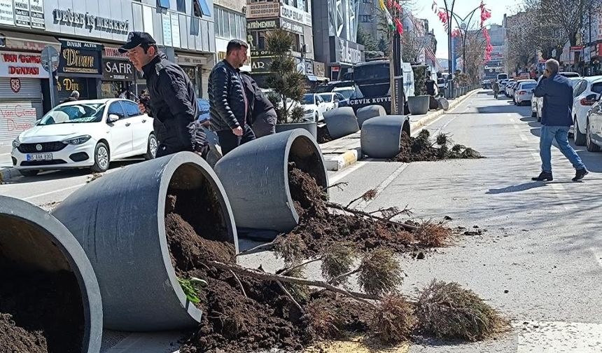 Van'da ortalık savaş alanına döndü! İşte o görüntüler...