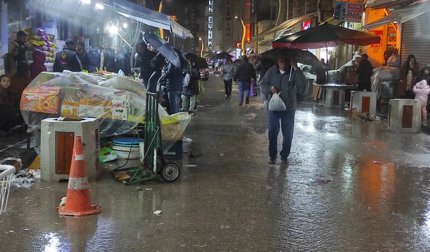 Van'da sağanak zor anlar yaşattı