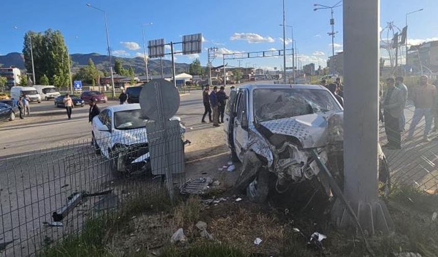 Ağrı'da kırmızıda geçen sürücü kazaya neden oldu!