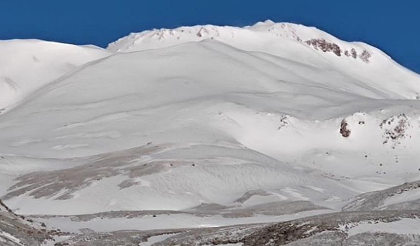 Süphan Dağı Mayıs ayında beyaza büründü