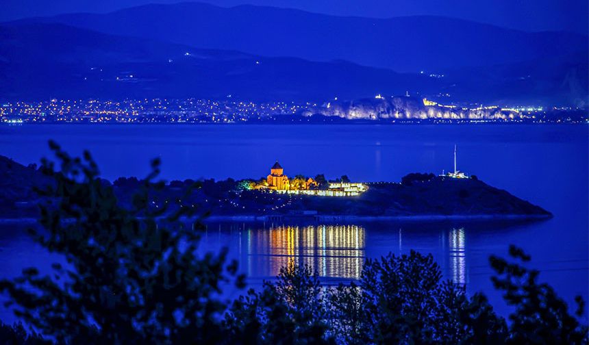 Akdamar Adası ile Van Kalesi aynı kadrajda