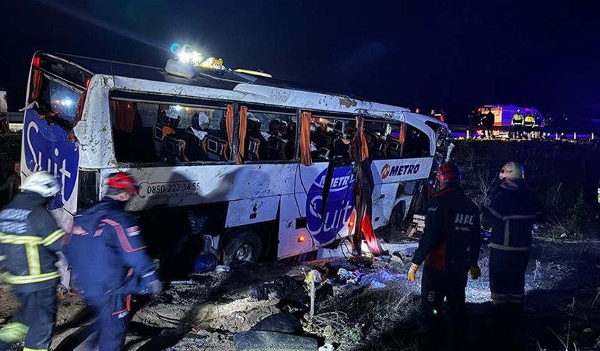 Yolcu otobüsünün devrilmesi sonucu 2 kişi öldü, 34 kişi yaralandı