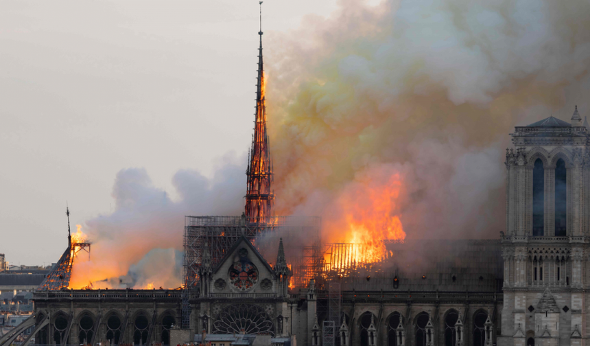 Notre Dame Neden Yandı?