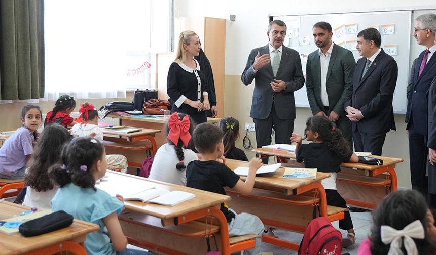 Bakanı Tekin'den Türkiye'ye getirilen Gazzeli öğrencilere ziyaret