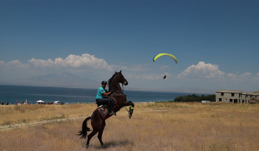 Van'da Doğu Anadolu Bölgesi 7. Etap Yamaç Paraşütü Yarışması başladı