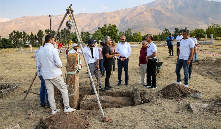 Van'daki Selçuklu Mezarlığı'nda 6 sanduka ve bir şahide gün yüzüne çıkarıldı