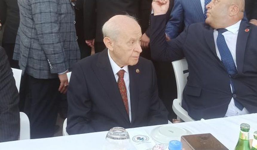 Devlet Bahçeli, Van Gölü'nü izleyip günün yorgunluğunu attı