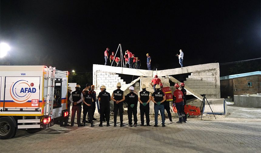 Marmara depreminde hayatını kaybedenler Van'da anıldı