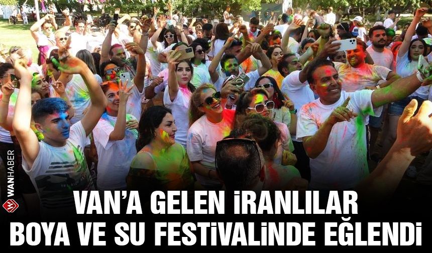 Van'a gelen İranlılar boya ve su festivalinde eğlendi