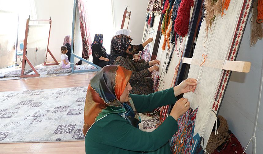 Vanlı kadınlar, 100'den fazla desenli kilimleri ilmek ilmek dokuyor