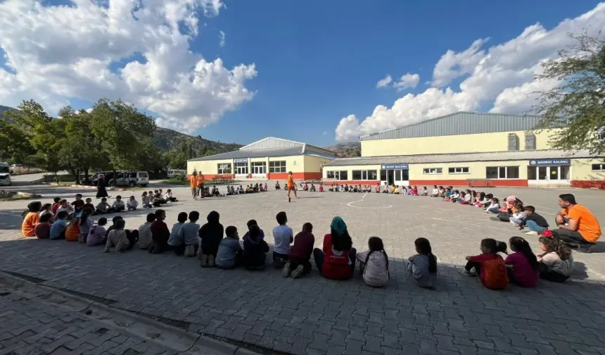 Bitlis'te Dünya İnsani Dayanışma Derneği, Okul Açıyor!