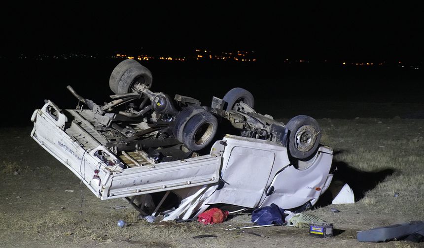 Muş’ta otomobille çarpışan kamyonet ters döndü