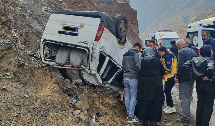 Hakkari'de minibüs takla attı