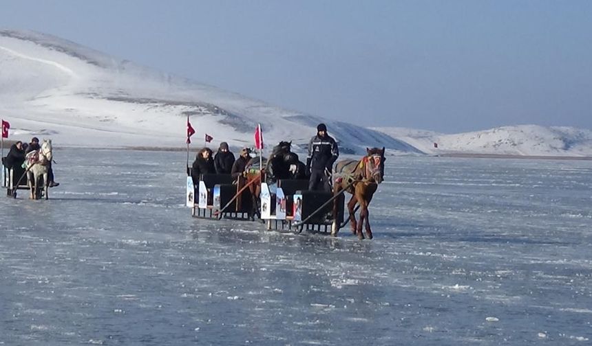 Çıldır Gölü'nde atlı kızak keyfi