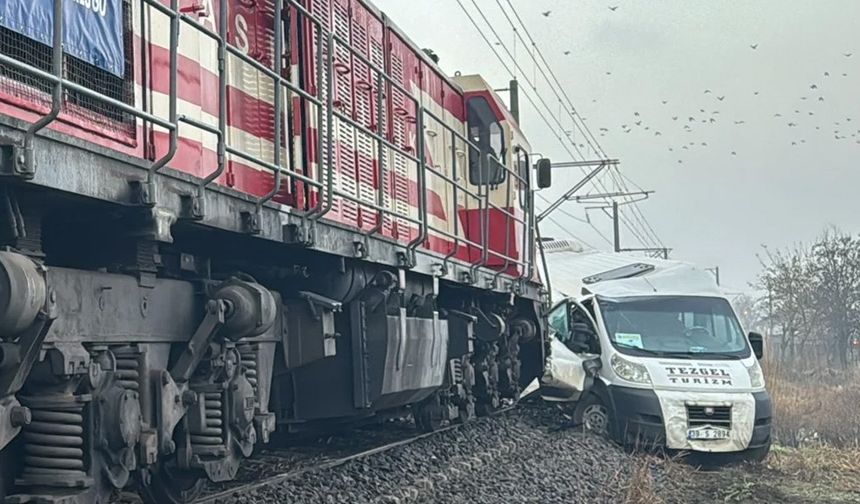 Yük treni ile minibüs çarpıştı: 2 yaralı