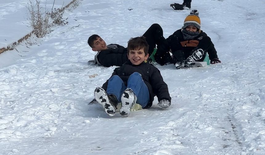 Poşet, tahta ve tepsileri alıp yolları buz pistine döndürdüler