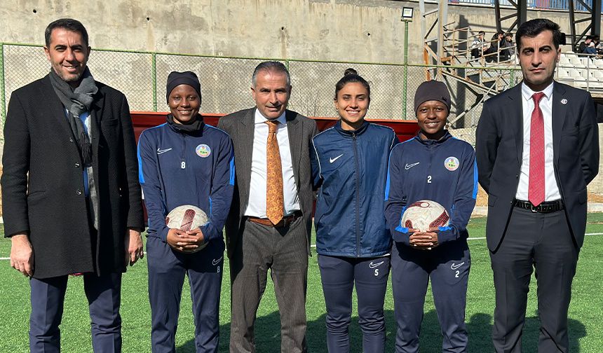 Afrikalı kadın sporcular Yüksekova’da mutlu