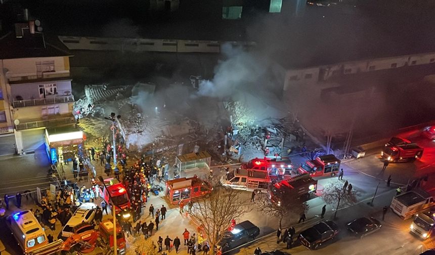 Konya'da 3 katlı bina çöktü: 3 kişi sağ olarak çıkarıldı