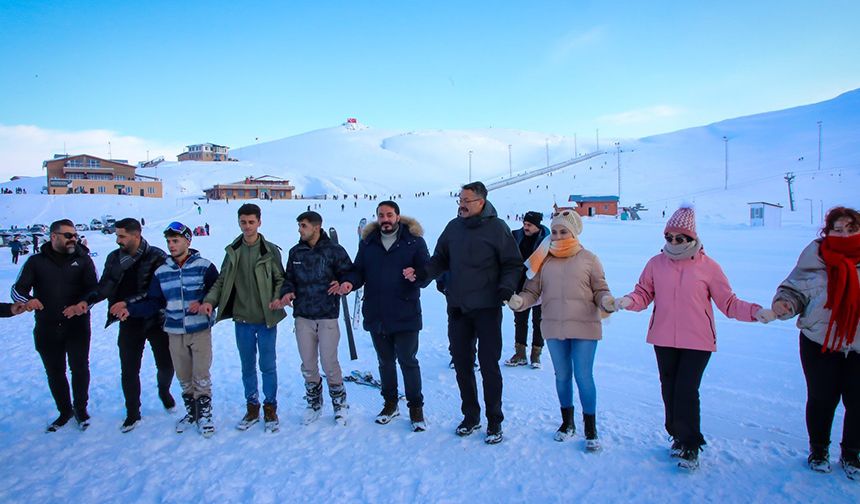 Hakkari Valisi Çelik, kayak merkezinde gençlerle halay çekti