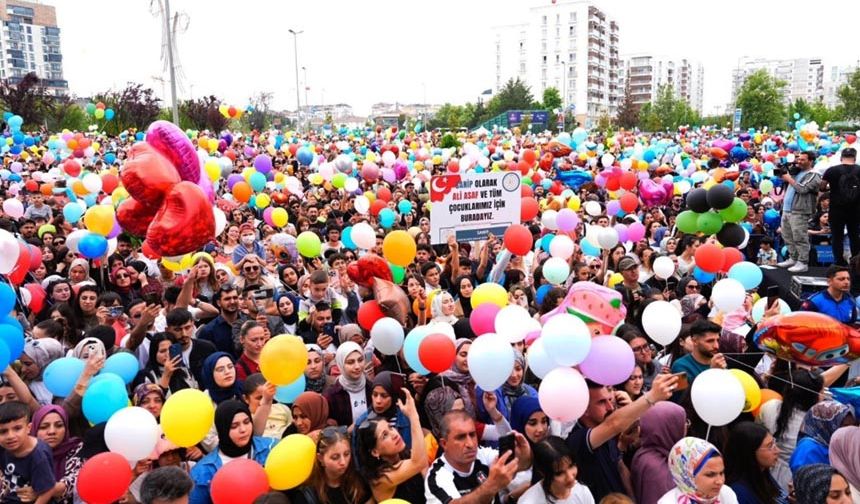 Binlerce balon minik Ali Asaf için gökyüzüne bırakıldı