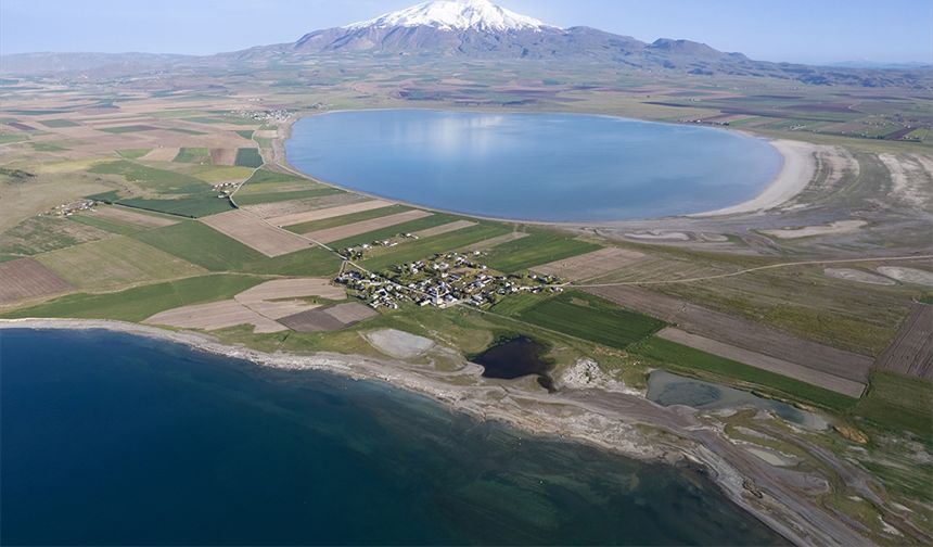 Su seviyesinin düştüğü Arin Gölü havadan görüntülendi