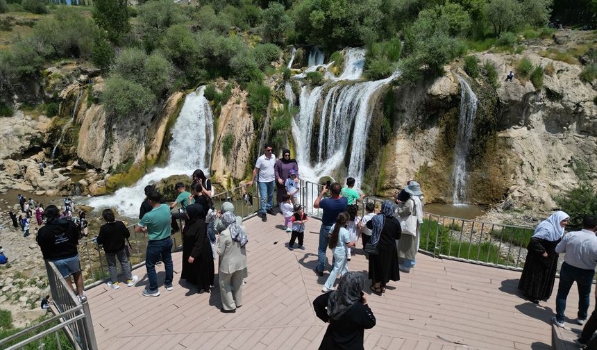 Muradiye Şelalesi ziyaretçi akınına uğradı