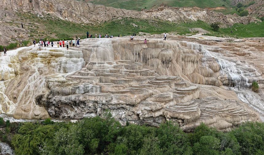 "Van'ın Pamukkale'si" Başkale travertenleri