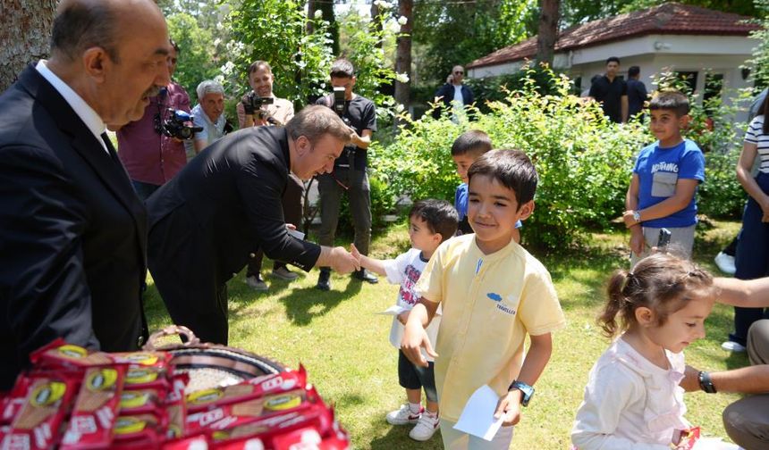 Hamza Aydoğdu çocuklara harçlık dağıttı