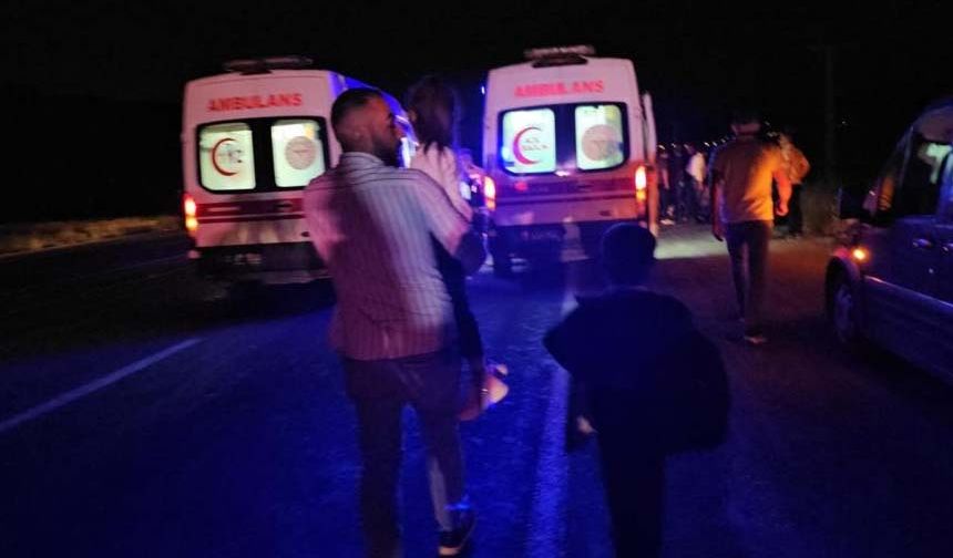 Adilcevaz'da kamyonet, traktöre çarptı: 7 yaralı