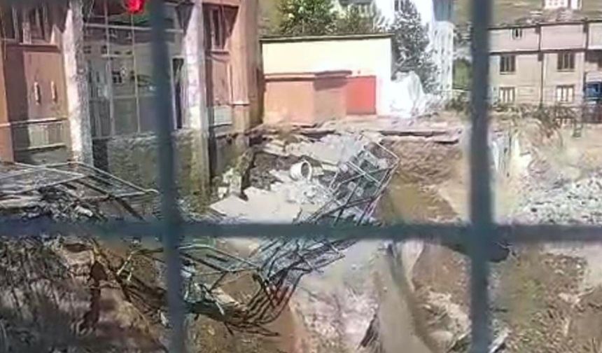 Hakkari'de adliye binasının girişinde çökme