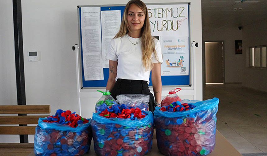 Topladığı kapaklarla engelli depremzedeleri sevindirmek istiyor