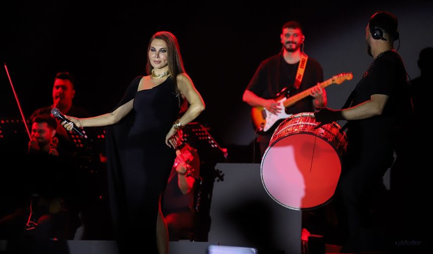 Van'da Ebru Yaşar konseri
