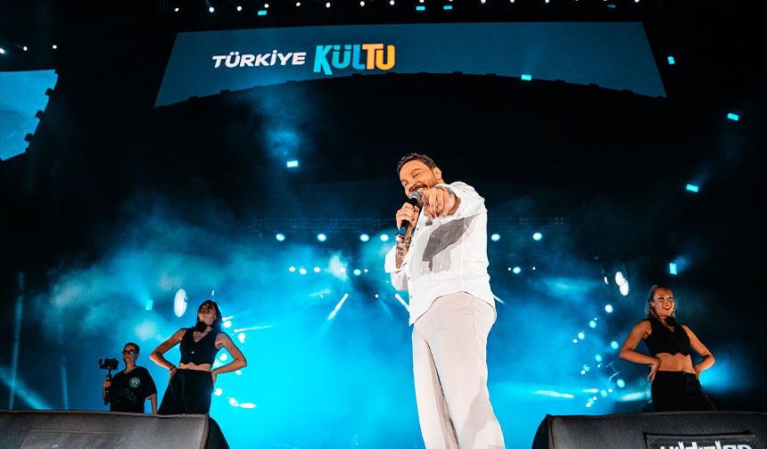 Şarkıcı Sinan Akçıl, Van Kültür Yolu Festivali'nde sahne aldı