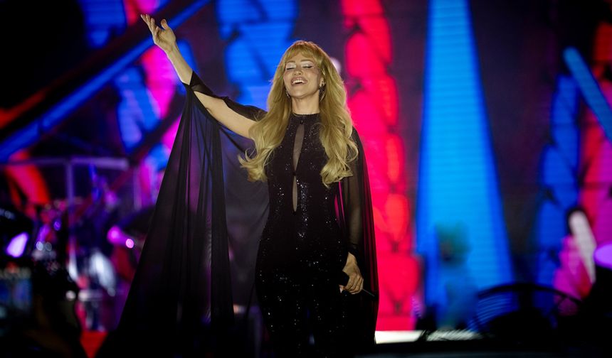 Şarkıcı Derya Uluğ Van'da sahne aldı