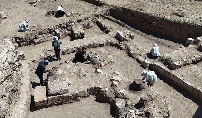 Ahlat Selçuklu Kalesi'nde sikkeler ve seramik parçaları bulundu